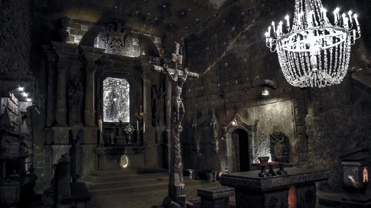 Le Christ en croix et lustre