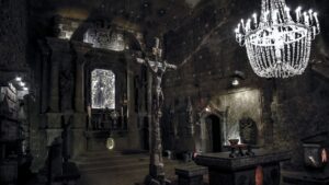 Le Christ en croix et lustre