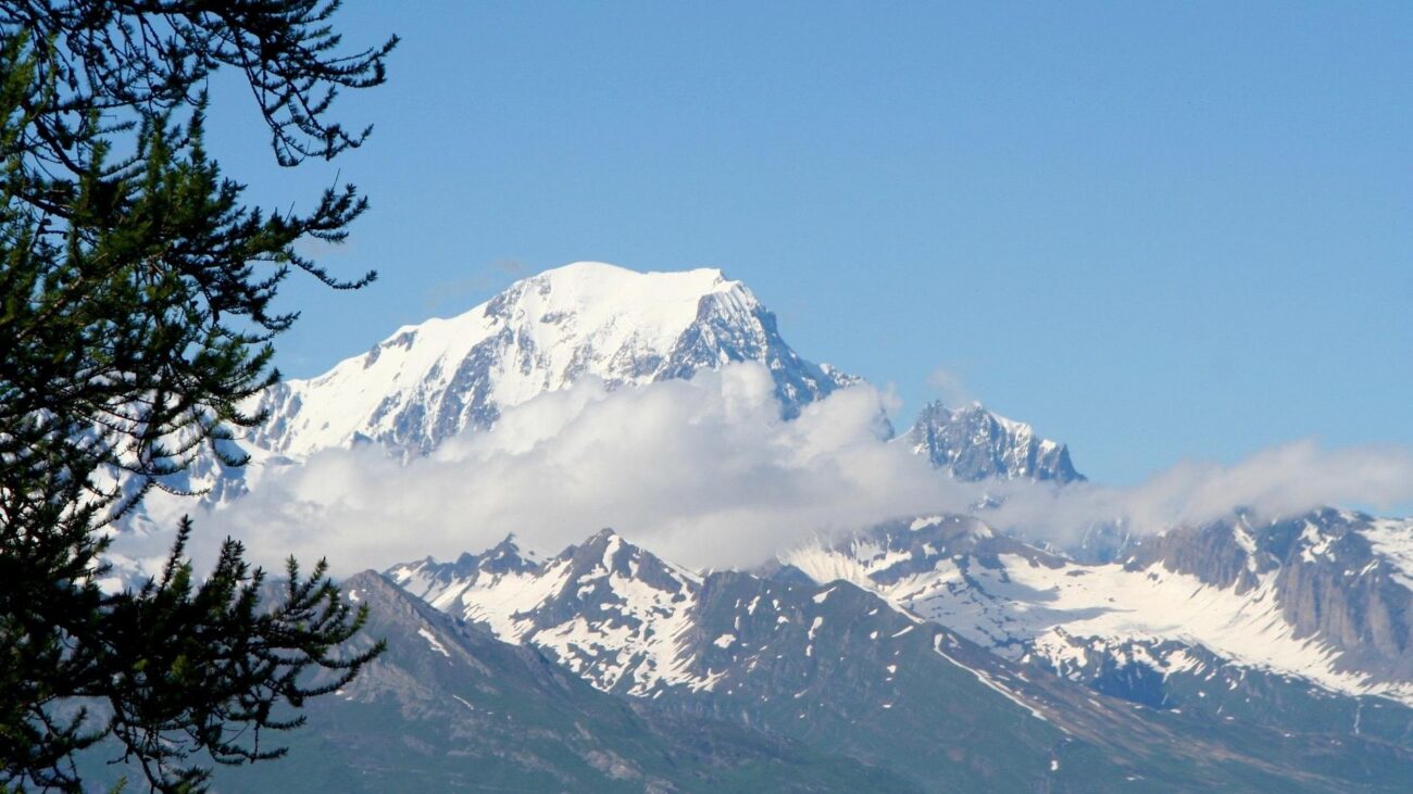 les arcs de savoie en hiver vue sur le mont blanc